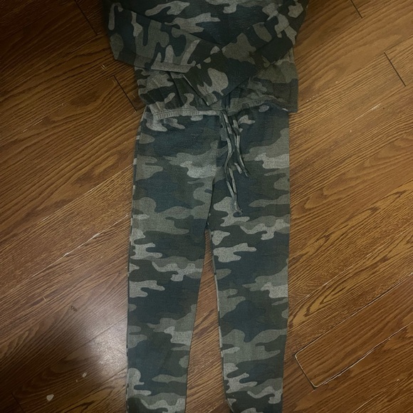 Girls Camo Print Jogger Set - Picture 2 of 6